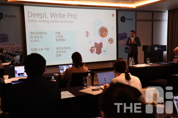 26일 서울 강남 조선팰리스에서 열린 기자간담회에서 야렉 쿠틸로브스키(Jarek Kutylowski) 딥엘 CEO가 ‘딥엘 라이트 프로(DeepL Write Pro)’ 서비스를 소개하고 있다. /구아현 기자