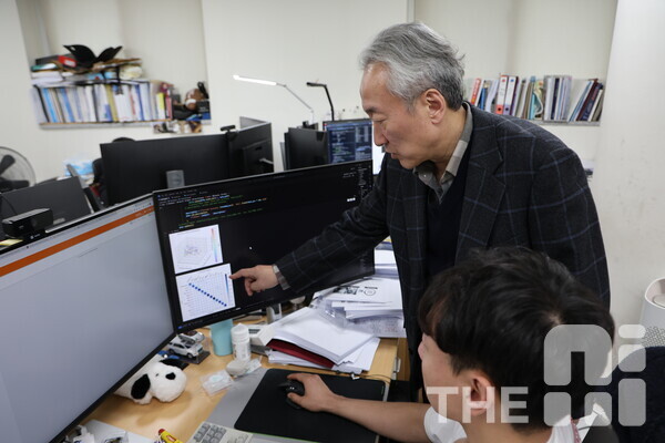 Director Lee Sung-hwan is guiding students in the laboratory. /Reporter Ahyeon GOO