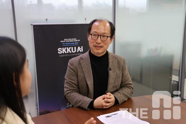 Ee Ji-hyung, Dean of Sungkyunkwan University AI Graduate School, is being interviewed by THE AI. Dean Ee stated, "We are enhancing industry-academic cooperation for the practical training of AI talent." /Photo by A-hyeon GOO