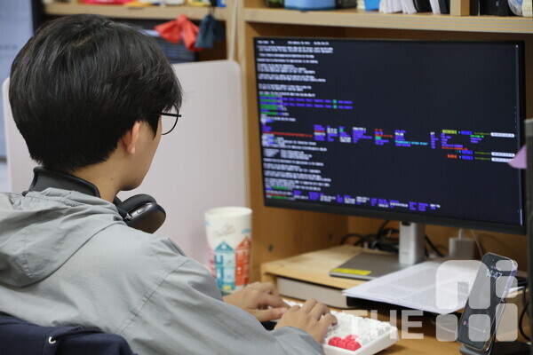 A student at the AI Graduate School of Sungkyunkwan University is diligently working in the research lab. /Photo by A-hyeon GOO
