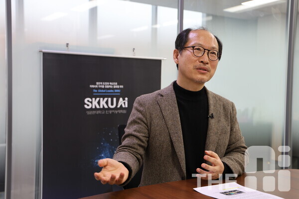 Ee Ji-hyung, Dean of Sungkyunkwan University AI Graduate School, discusses the proper training and research of talent. /Photo by A-hyeon GOO