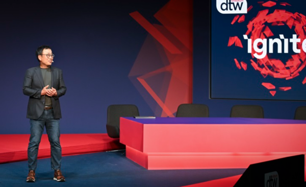 유영상 SK텔레콤 최고경영자(CEO)가 현지시간 18일 코펜하겐에서 열린 '글로벌 텔코 AI 라운드테이블' 행사에서 발언하고 있다. /SKT