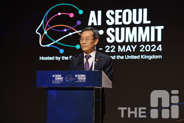 이종호 과학기술통신부 장관이 ‘AI 서울 정상회의’ 폐막 후 열린 미디어 브리핑에서 ‘AI 안전연구소’ 설립 계획을 발표하고 있다. /THE AI