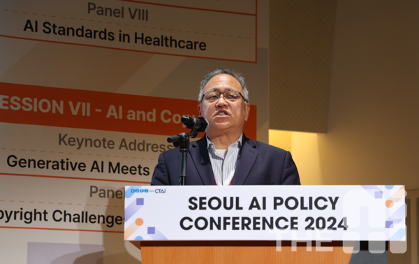 크리스토퍼 유 미국 펜실베이니아 로스쿨 교수가 AI 거버넌스 글로벌 현황과 AI 기술이 나아가야 할 방향에 대해 연설하고 있다. /구아현 기자