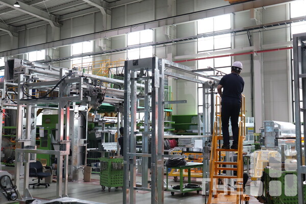 한림기계 작업 현장에서 근로자가 작업하는 모습. 한림기계는 근로자 안전을 위해 휴대용 사다리를 사용하지 않고 이동형 계단을 활용하고 있다. /김동원 기자