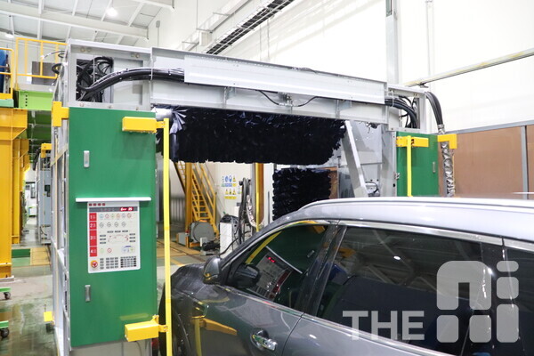 한림기계는 자동차가 닿으면 즉시 멈추는 자동 세차기 긴급 정지 장치를 개발했다. /김동원 기자