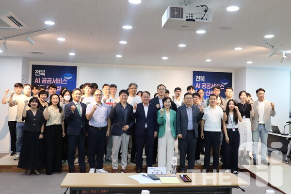 김종훈 전라북도 경제부지사와 국주영은 전북자치도의회 의원, 박지환 씽크포비엘 대표, 오정익 법무법인 원 변호사,  권종원 KTL 산업지능화기술센터장을 비롯한 관계자들이 단체 사진을 찍고 있다. /김동원 기자