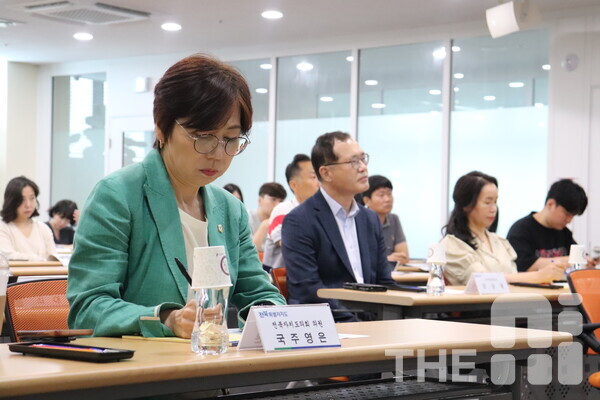 국주영은 전북자치도의회 의원이 AI 신뢰성 강연을 들으며 메모하고 있다. /김동원 기자