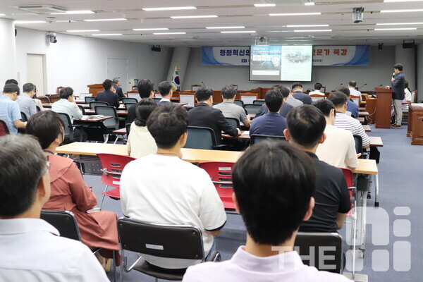 AI 신뢰성 국제연대 TRAIN은 3일 광주시의회에서 공무원 대상 AI 강연을 진행했다. /김동원 기자