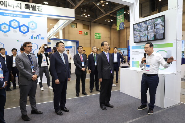 한덕수 국무총리가 2024 기후산업국제박람회장에서 인텔리빅스 부스에 방문해 AI 재난재해예측 플랫폼(AMS)을 관람하고 있다. /인텔리빅스