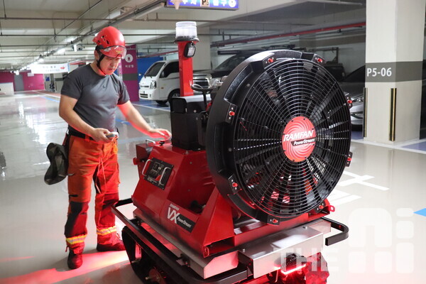 신동진 한진GTC 대표가 동양미래대 지하주차장에서 궤도형 배연로봇인 OAR-700을 시연하고 있다. /김동원 기자