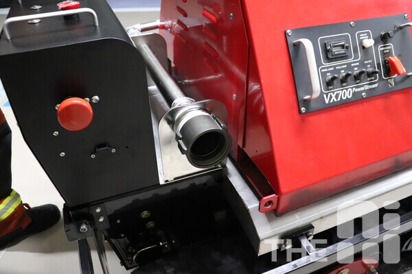 궤도형 배연로봇인 OAR-700은 소방호수와 연결해 물을 분사한다. /김동원 기자