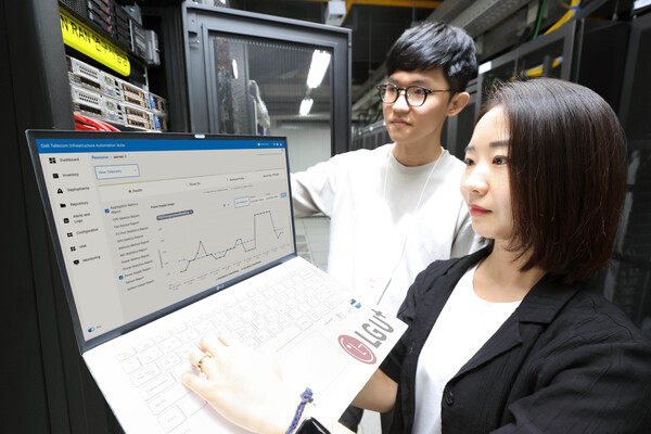 LG유플러스 직원들이 델 테크놀로지스의 기술 검증 결과를 살펴보고 있다. /LG유플러스