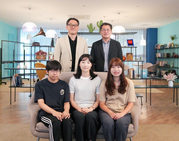 (윗줄 왼쪽부터 시계방향으로) 권태혁 교수, 최원영 교수, 김지연 연구원, 황은혜 연구원(1저자), 김민석 연구원. /UNIST