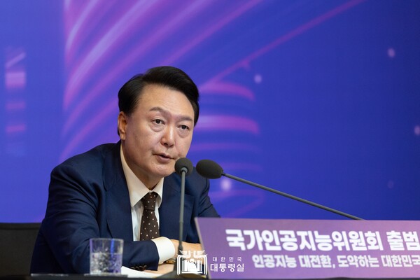 26일 윤석열 대통령은 이세돌 9단과 인공지능 알파고가 8년 전 세기의 바둑 대국을 펼쳤던 서울 포시즌스 호텔에서 ‘국가인공지능위원회 출범식 및 제1차 회의’를 주재하고 있다. /대한민국대통령실