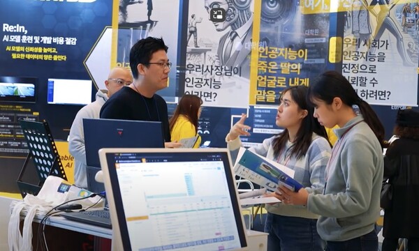 지난해 열린 TAS 2023에 꾸려진 씽크포비엘 전시 부스. 이 부스에선 AI 신뢰성에 대한 상담과 논의가 이어졌다. /김동원 기자