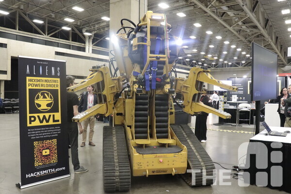 다쏘시스템 솔루션을 활용해 만든 에이리언 프랜차이즈의 상징 ‘P-5000 파워 로더’의 모습. 다쏘시스템은 24일 고양 킨텍스에서 열리는 제조 AI 컨퍼런스에서 기조연설을 하며 제조업에 활용하는 버추얼트윈, AI 기술 등을 소개할 예정이다. /김동원 기자