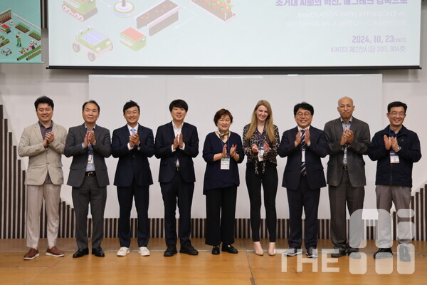 AI 융합농업 애그테크 컨퍼런스에 참여한 주요 참관객 및 연사가 기념 촬영을 하고 있다. (왼쪽부터) 박지환 씽크포비엘 대표, 이경환 전남대 교수, 황민수 THE AI 대표, 이준석 개혁신당 의원, 닝왕(Ning Wang) 미국 오클라호마주립대 교수, 제나 로스(Jenna Ross) 영국 Agri-Tech Centre OBE, 이경주 광주정보문화산업진흥원장, 김종원 GIST 인공지능대학원장, 성제훈 경기도농업기술원장. /김동원 기자