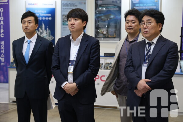 이준석 의원이 THE AI SHOW를 관람하고 있다. (왼쪽부터) 황민수 THE AI 대표, 이준석 개혁신당 의원, 박지환 씽크포비엘 대표, 이경일 광주정보문화산업진흥원장. /김동원 기자