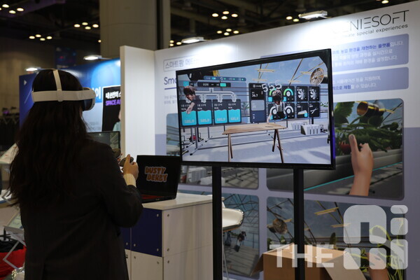 25일 방문한 ‘THE AI SHOW(TAS) 2024’ 지니소프트 부스에서 본 기자가 메타버스 스마트팜을 체험하고 있다. /구아현 기자