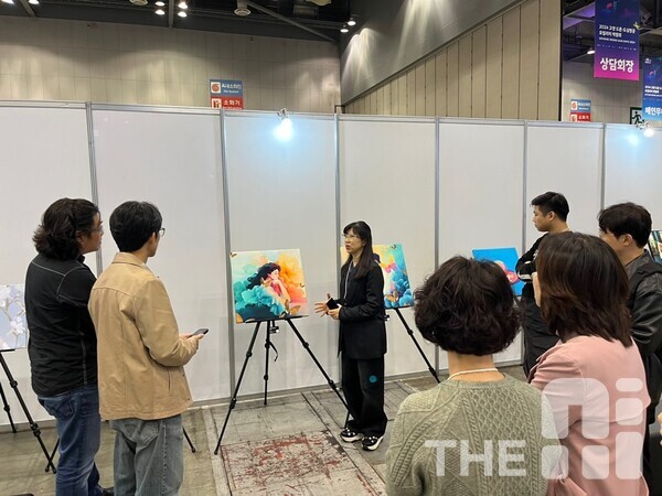   작품 기법을 설명 중인 라리 작가.