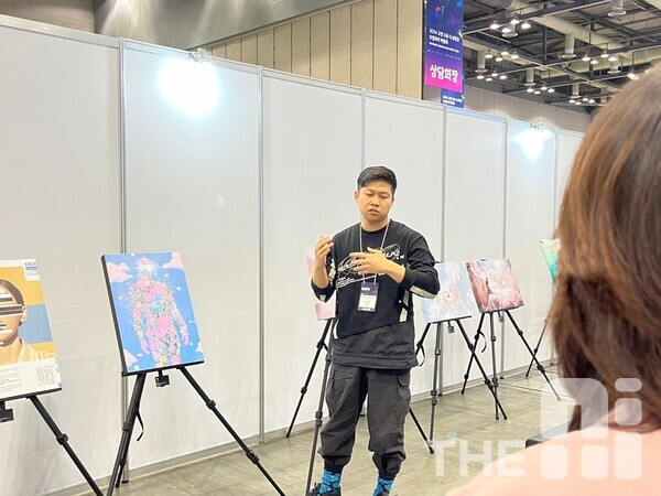  관객의 질문에 답하는 박채운 작가.