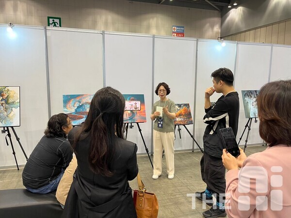   작품의 세계관을 설명 중인 책마법사 작가.