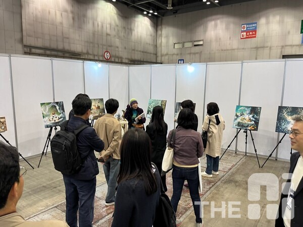    인간지능와 인공지능의 협업 과정을 설명 중인 혜서늬 작가.