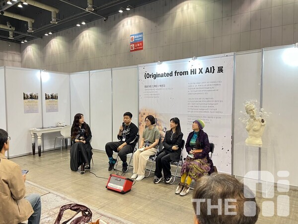 (왼쪽부터) 박은지 총괄 아트 디렉터, 박채운 작가, 책마법사 작가, 라리 작가, 혜서늬 작가