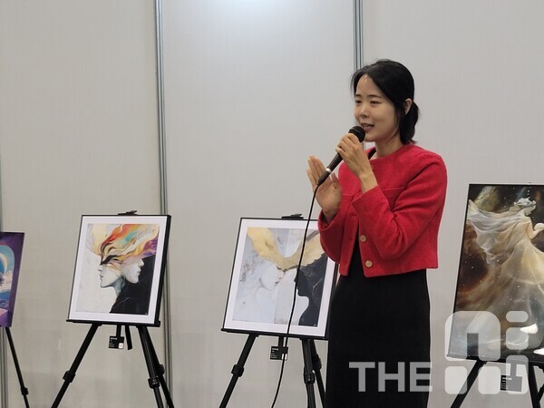 작품 컨셉을 설명 중인 카인 작가.