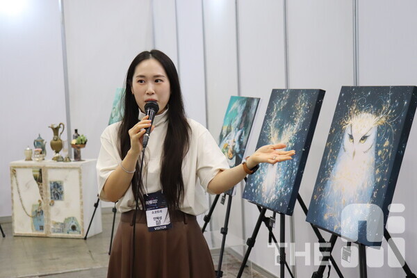 연작 시리즈를 설명 중인 안혜성 작가. /김동원 기자