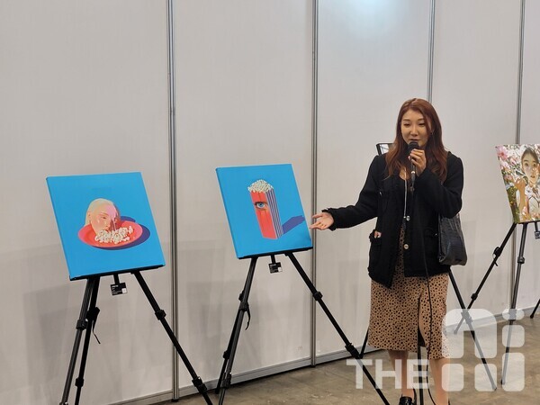 작품 세계관을 설명 중인 엘리사 작가.