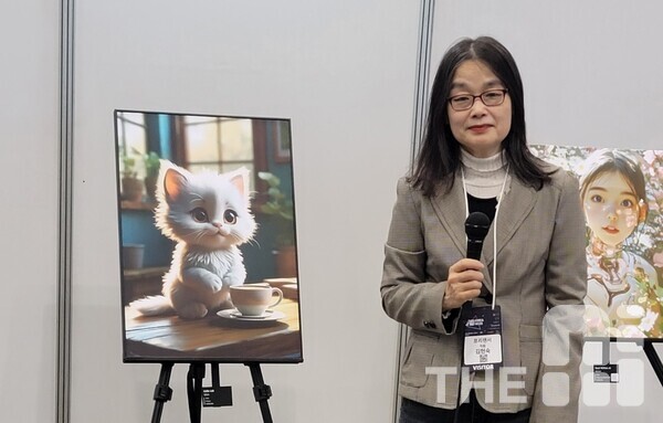 작품 앞에 서 있는 김현숙 작가.