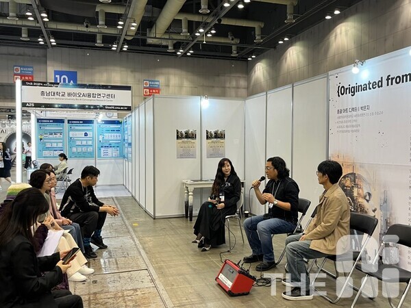 장웅조 홍익대 문화예술경영 전공 교수(가운데)와 음성원 국민대 스마트경험디자인학과 음성원 겸임교수(오른쪽).