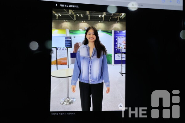 25일 ‘THE AI SHOW(TAS) 2024’의 광주정보문화산업진흥원관에 마련된 스페이스에이아이 부스에서는 간편하게 스마트폰으로 사진을 찍고 원하는 옷을 선택해 입어볼 수 있는 AI 기반 가상 피팅 서비스 ‘스페이스 AI(SPACE AI)’를 본 기자가 직접 체험해보고 있다. /구아현 기자