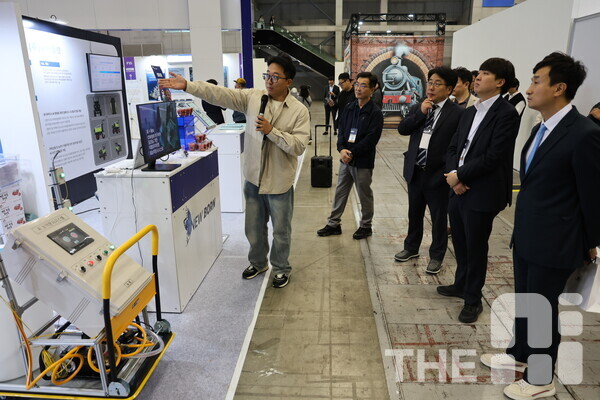  ‘THE AI SHOW 2024(TAS 2024)’ 광주정보문화산업진흥원관 뉴본 부스에서 딥러닝 기반 농약분사 시스템 설명을 듣고 있는 이준석 의원, 이경주 광주정보문화산업진흥원장(오른쪽에서 세 번째), 황민수 THE AI 대표(오른쪽)에게 설명하고 있다.  