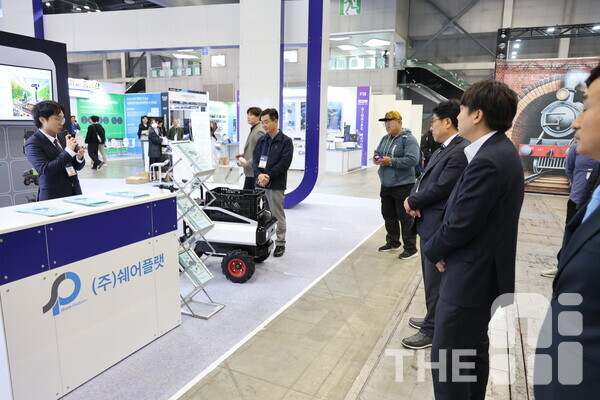  ‘THE AI SHOW 2024(TAS 2024)’ 광주정보문화산업진흥원 애드테크관에서 쉐어플랫이 과수 농가를 위한 운반 로봇 ‘무브봇(Move Bot)’을 선보이고 있다.  23일 이준석 의원(개혁신당, 경기 화성시을)과 관계자들이 해당 운반 로봇에 대한 설명을 듣고 있다. /구아현 기자