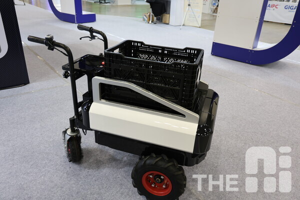 ‘THE AI SHOW 2024(TAS 2024)’ 광주정보문화산업진흥원 애드테크관에서 쉐어플랫이 선보인 과수농가 운반 로봇 무브봇. /구아현 기자