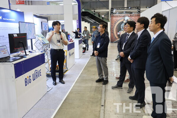 ‘THE AI SHOW 2024(TAS 2024)’광주정보문화산업진흥원 애그테크관 빅웨이브에이아이 부스에서 선보인 AI 작물 생육 예측 기반 유리온실 자율재배 시스템에 대한 설명을 듣고 있는 한 관람객. /구아현 기자