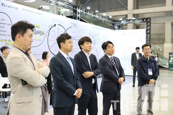 (왼쪽부터) 박지환 씽크포비엘 대표, 황민수 THE AI 대표, 이준석 개혁신당 의원, 이경주 광주정보문화산업진흥원장, 성제훈 경기도농업기술원장이 TAS 2024 부스를 관람하고 있다. /김동원 기자 