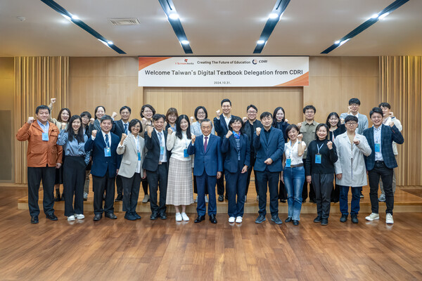  아이스크림미디어가 31일 대만 디지털 교과서 사절단 방문 행사에서 ‘아이스크림 S’을 시연하고 다양한 AI 기반 교육 솔루션을 선보였다. /아이스크림미디어