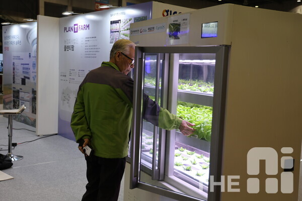10월 23일부터 25일까지 킨텍스에서 열린 ‘TAS(THE AI SHOW) 2024’ 전시회에서 플랜티팜이 선보인수소형 재배기를 한 관람객이 만져보고 있다. /구아현 기자