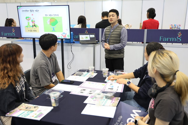 25일 방문한 ‘THE AI SHOW(TAS 2024)’ 광주정보문화산업진흥원 애그테크관 팜에이트 체험관에서 스마트팜 체험전 스마트팜의 재배 과정에 대해 알 수 있도록 팜에이트 관계자가 설명을 하고 있다. 왼쪽부터 임서현 한국항공대 학생,  /구아현 기자