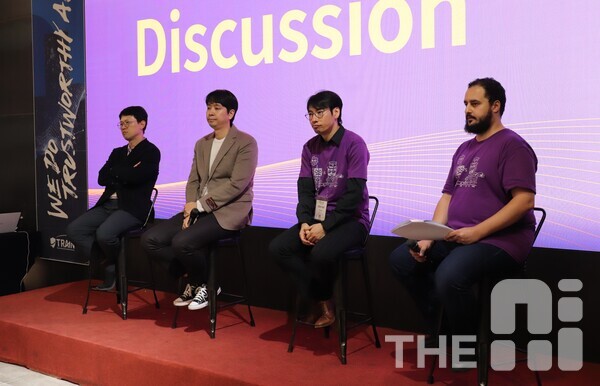 TRAIN이 주최한 데이터 거버넌스 세미나에서 참여한 연사들이 청중과 토론하고 있다. (왼쪽부터) 윤건 한신대 공공인재빅데이터융합학과 교수, 유대훈 제네시스랩 AI최고책임자(CAIO), 천선일 씽크포비엘 AI 신뢰성 선임연구원. /김동원 기자