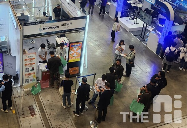 TAS(THE AI SHOW) 2024 전시장에서 관람객들이 마크로젠 유전자검사 서비스를 신청하기 위해 기다리고 있다. /김동원 기자