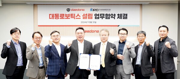 대동그룹이 로봇 전문 자회사인 ‘대동로보틱스(Daedong Robotics)’를 설립을 위해 한국로봇융합연구원과 업무협약을 체결하고 기념사진을 찍고 있다. /대동