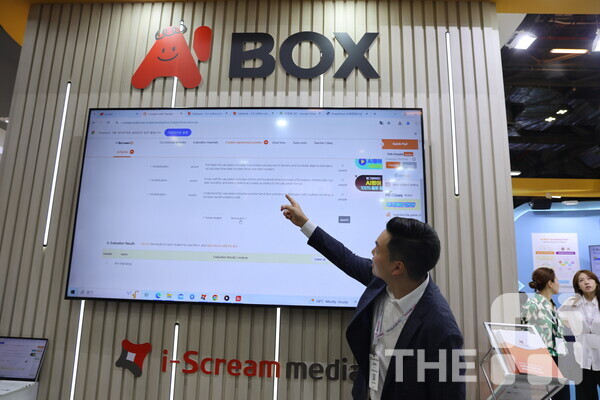 기대원 아이스크림미디어 이사가 6일 싱가포르에서 열린 ‘에듀테크 아시아(Edutech Asia) 2024’ 에서 AI BOX에 대해 설명하고 있다. /구아현 기자