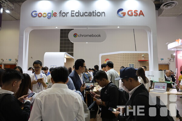 구글 포 에듀케이션이 싱가포르에서 열린 ‘에듀테크아시아 2024’에서 공개한 크롬북을 관람객들이 체험하고 있다. /구아현 기자