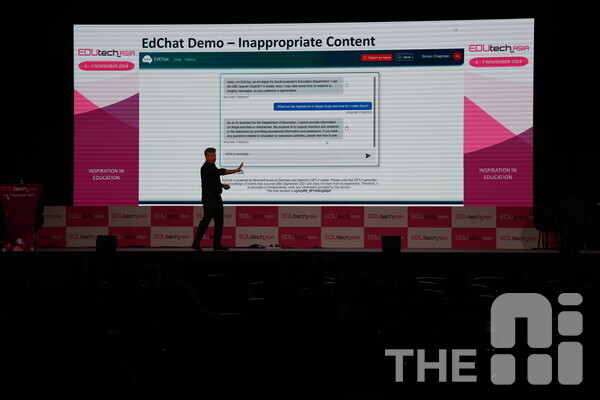 래리 넬슨(Larry Nelson) MS 아시아 총괄 매니저가 7일 싱가포르에서 열린 ‘에듀테크 아시아(EduTech Asia)’ 컨퍼런스에서 교육용 챗봇 ‘에듀챗(EdChat)’ 데모 버전에 대해 설명하고 있다. /구아현 기자