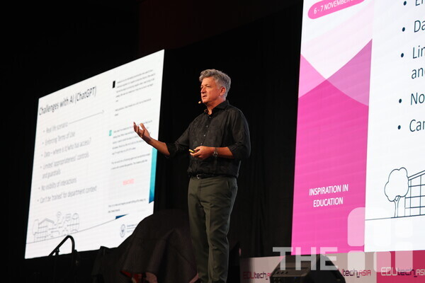 래리 넬슨(Larry Nelson) MS 아시아 총괄 매니저가 7일 싱가포르에서 열린 ‘에듀테크 아시아(EduTech Asia)’ 컨퍼런스에서 교육용 챗봇 ‘에듀챗(EdChat)’ 데모 버전을 공개했다. /구아현 기자